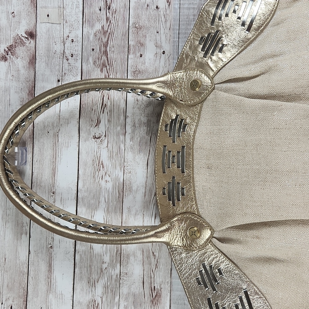 Nicole Miller, Large Elegant Gold and Cream Women's Handbag with feet. - Picture 4 of 9